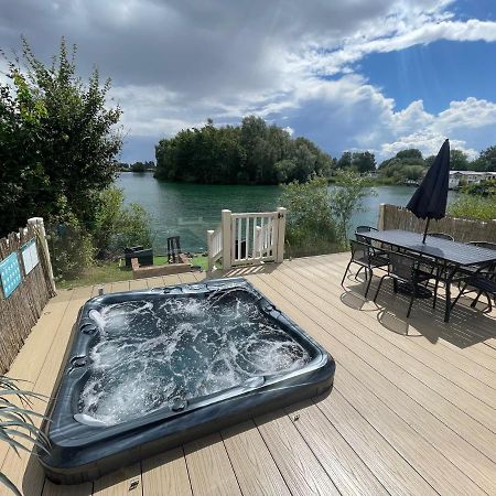 Lakeside Retreat 2 With Hot Tub, Private Fishing Peg Situated At Tattershall Lakes Country Park Kültér fotó
