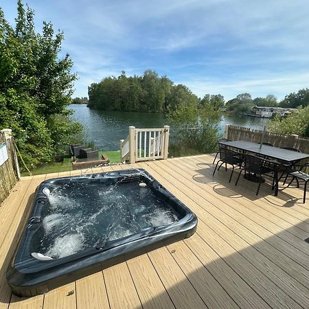 Lakeside Retreat 2 With Hot Tub, Private Fishing Peg Situated At Tattershall Lakes Country Park Kültér fotó