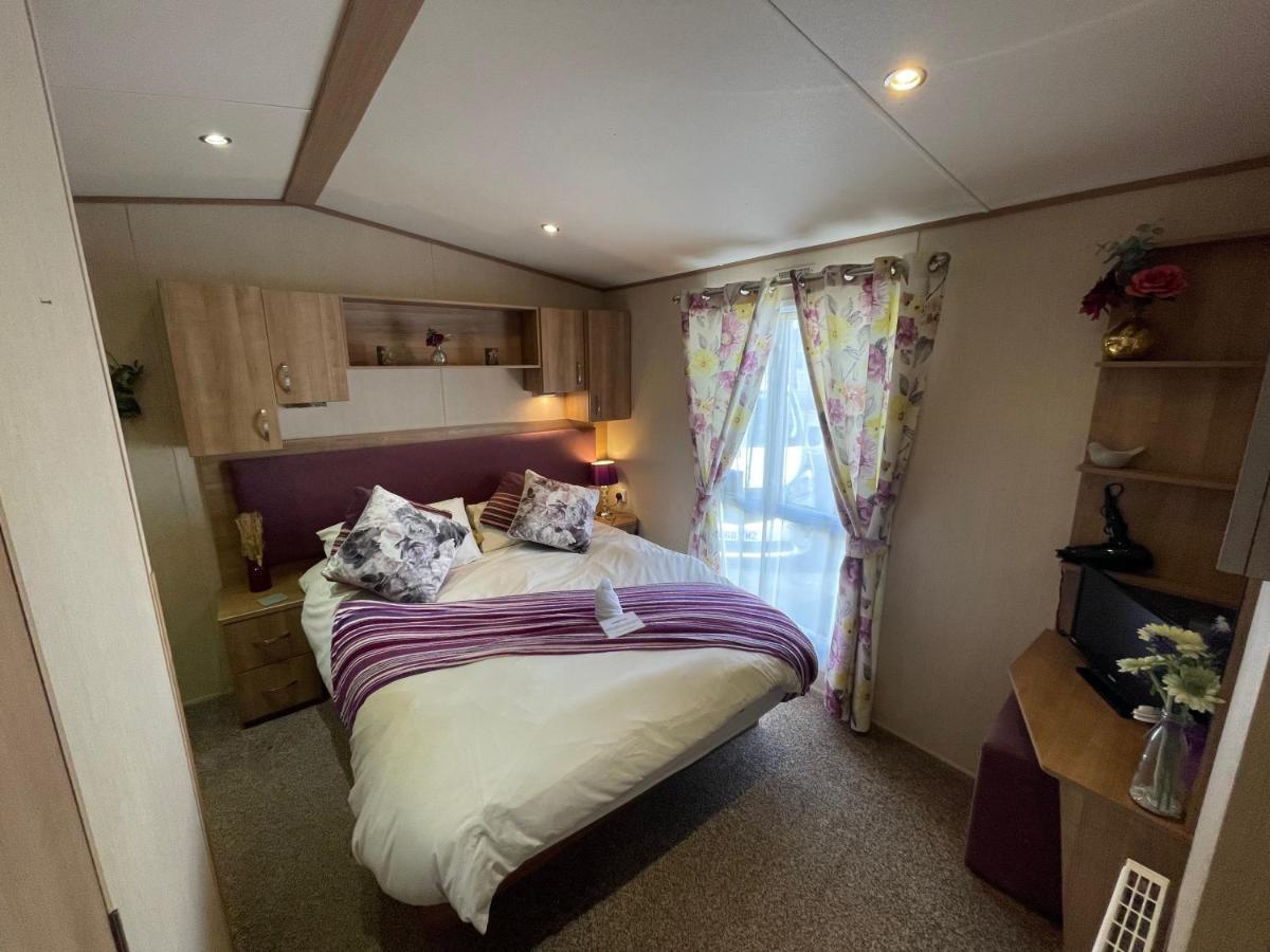 Lakeside Retreat 2 With Hot Tub, Private Fishing Peg Situated At Tattershall Lakes Country Park Kültér fotó