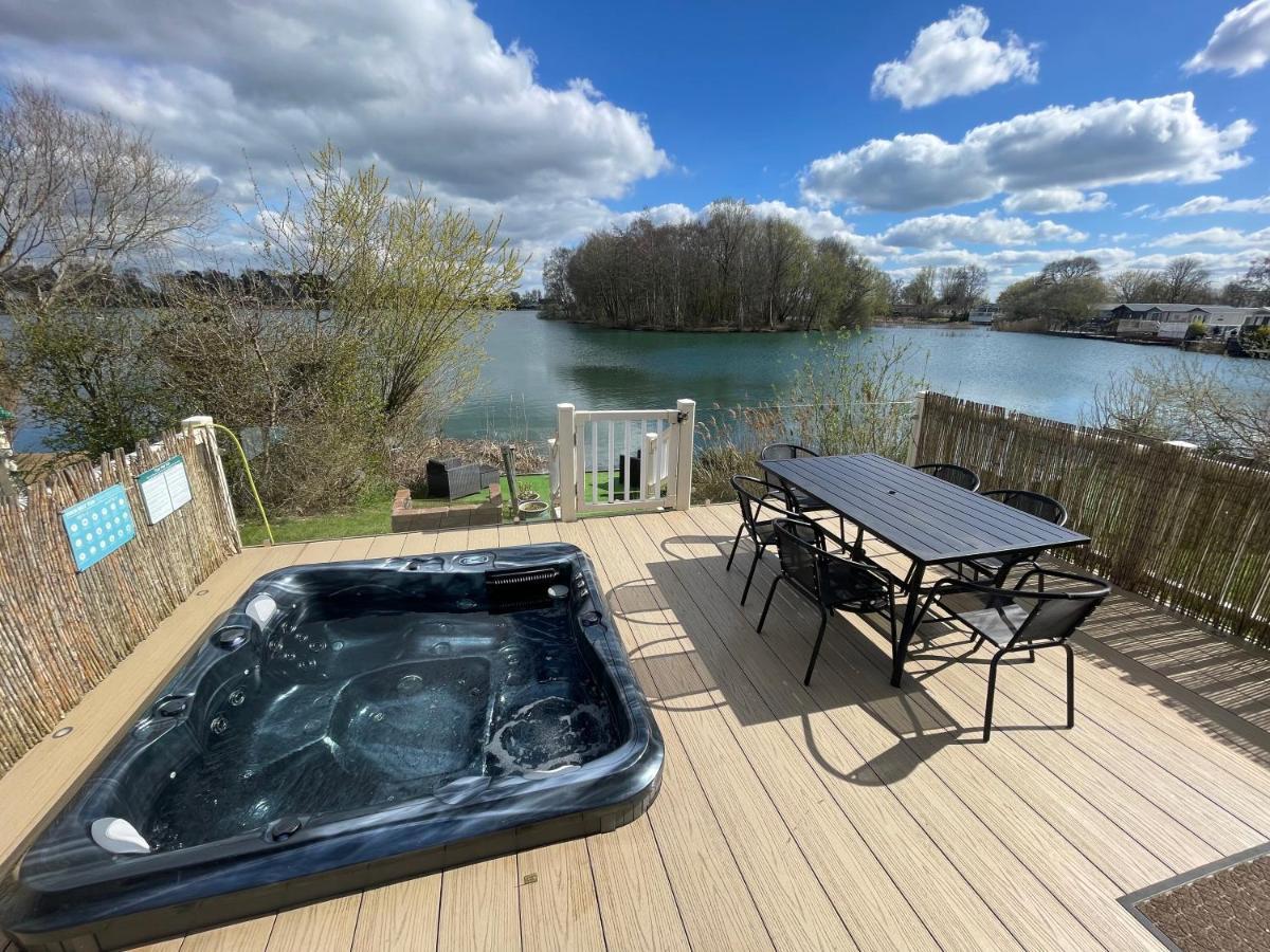 Lakeside Retreat 2 With Hot Tub, Private Fishing Peg Situated At Tattershall Lakes Country Park Kültér fotó