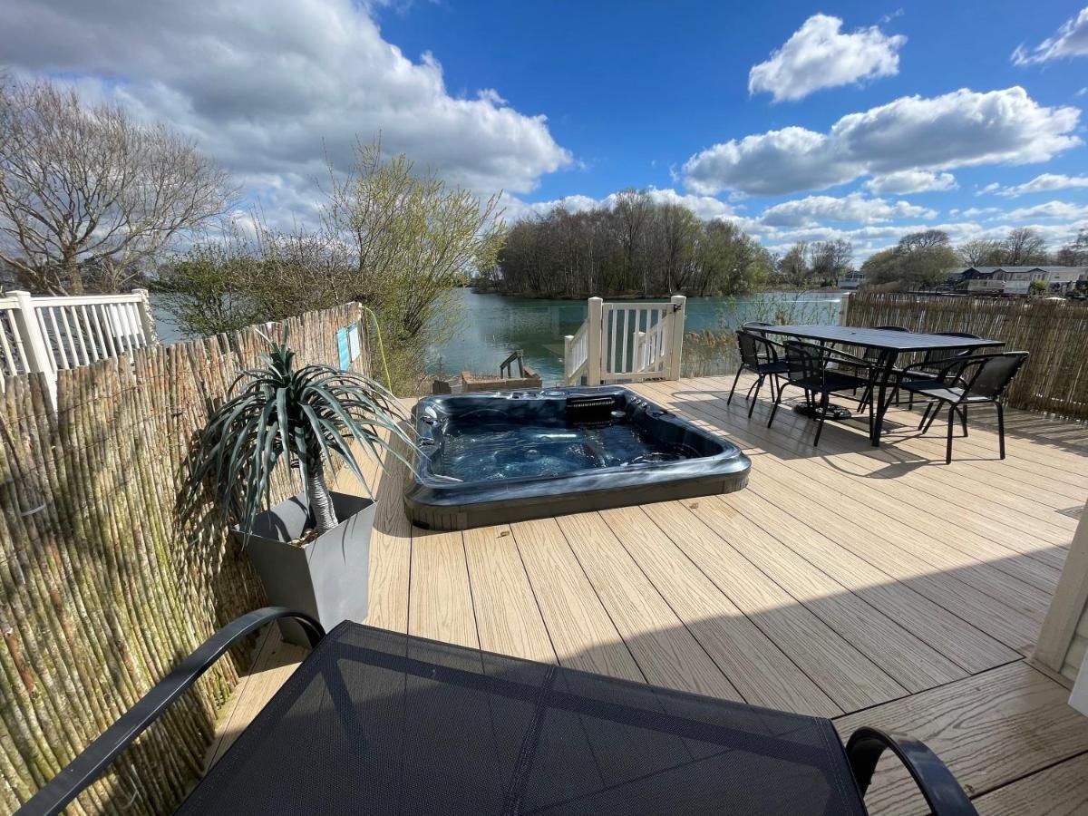 Lakeside Retreat 2 With Hot Tub, Private Fishing Peg Situated At Tattershall Lakes Country Park Kültér fotó