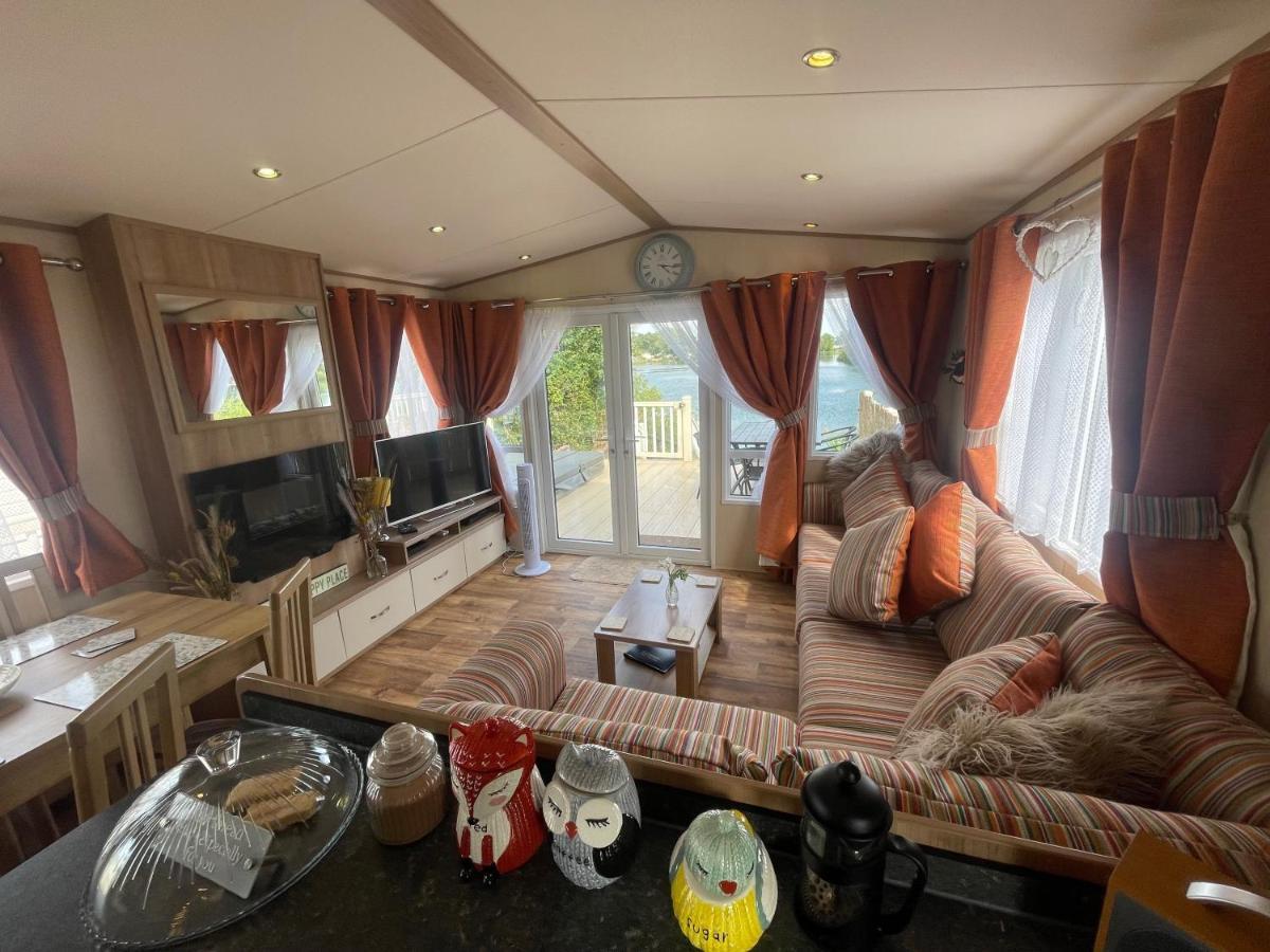 Lakeside Retreat 2 With Hot Tub, Private Fishing Peg Situated At Tattershall Lakes Country Park Kültér fotó