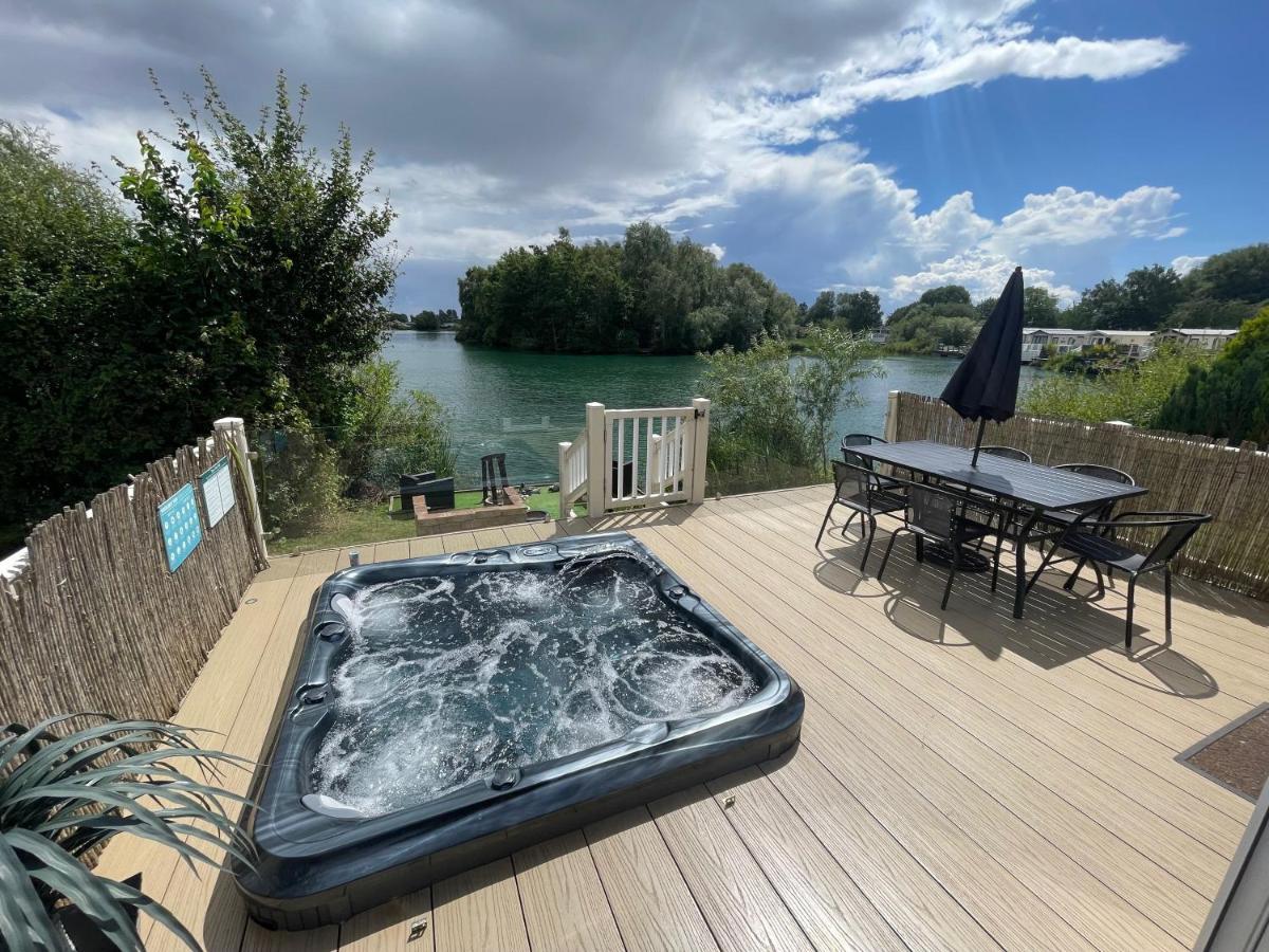Lakeside Retreat 2 With Hot Tub, Private Fishing Peg Situated At Tattershall Lakes Country Park Kültér fotó