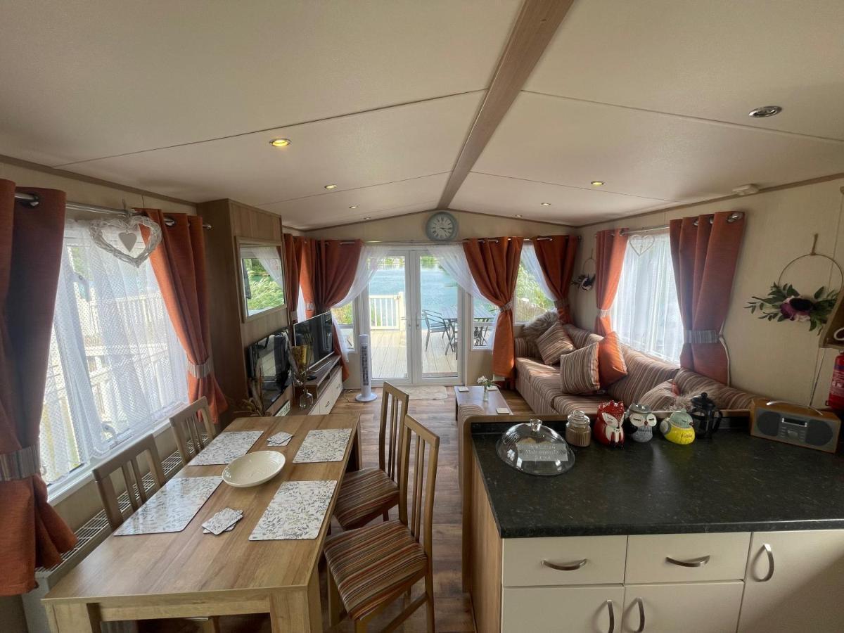 Lakeside Retreat 2 With Hot Tub, Private Fishing Peg Situated At Tattershall Lakes Country Park Kültér fotó