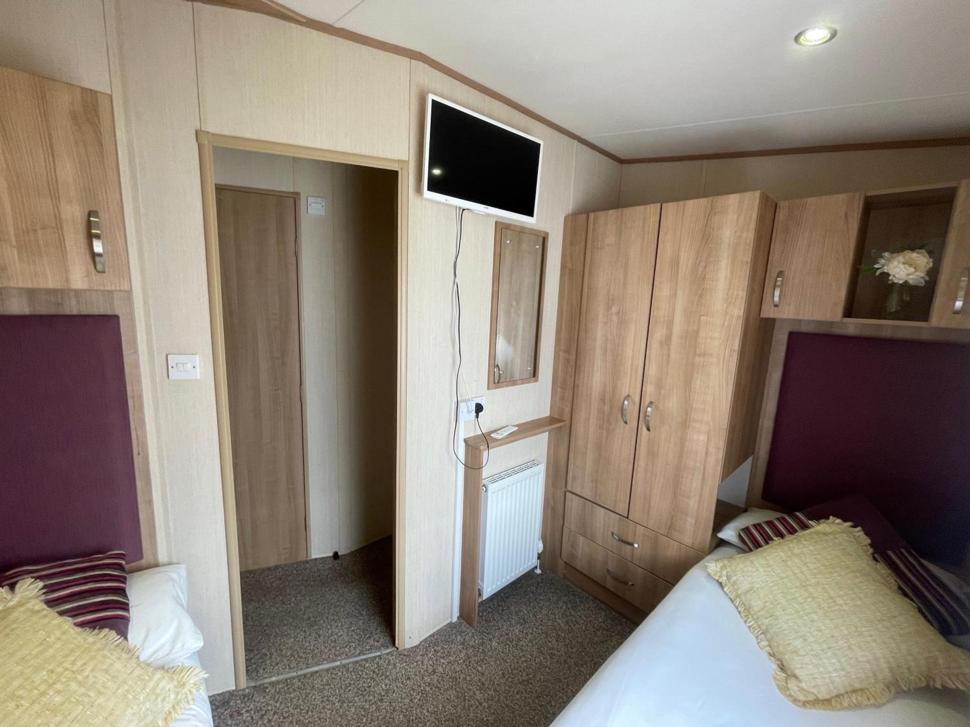Lakeside Retreat 2 With Hot Tub, Private Fishing Peg Situated At Tattershall Lakes Country Park Kültér fotó