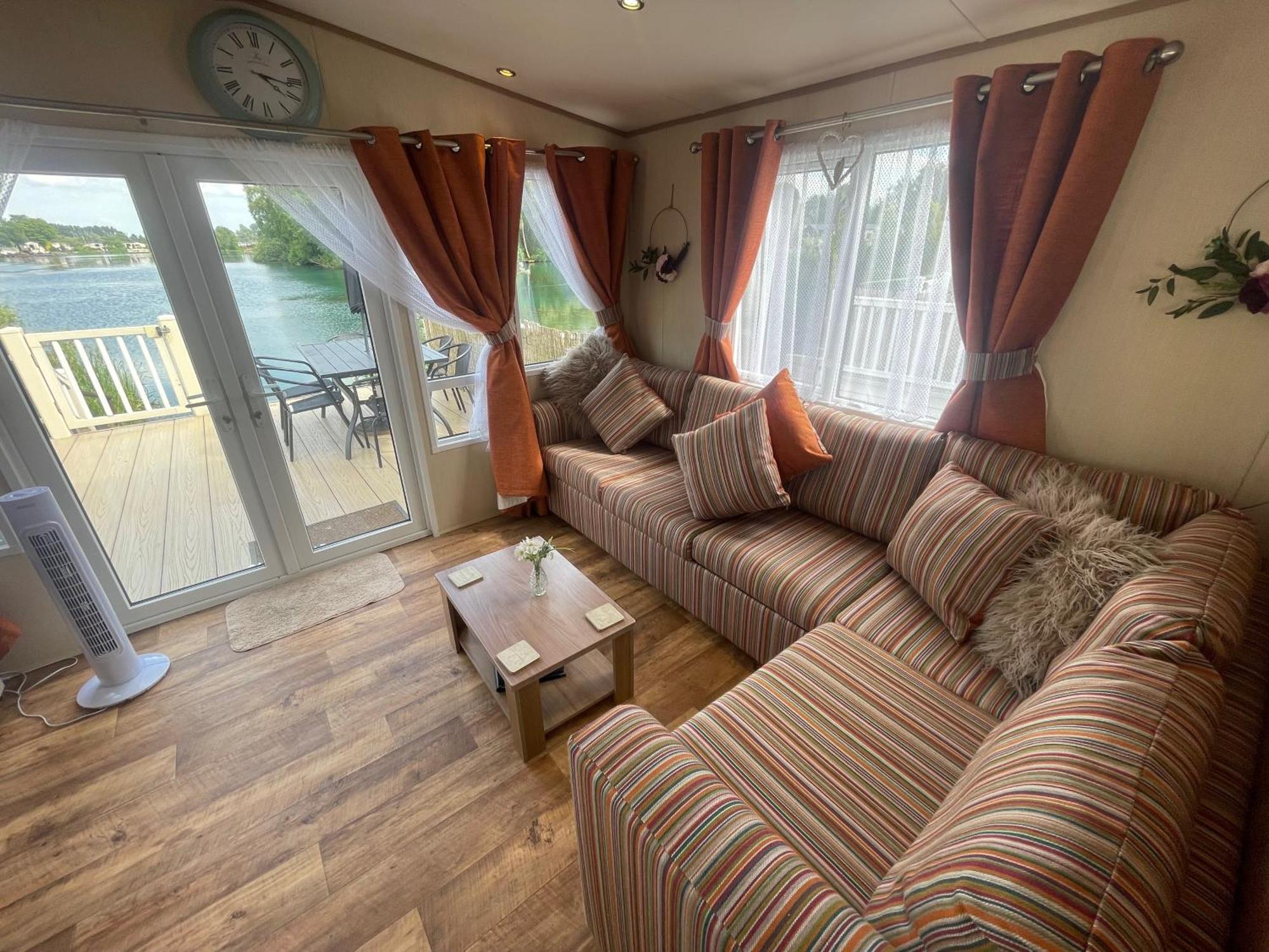 Lakeside Retreat 2 With Hot Tub, Private Fishing Peg Situated At Tattershall Lakes Country Park Kültér fotó