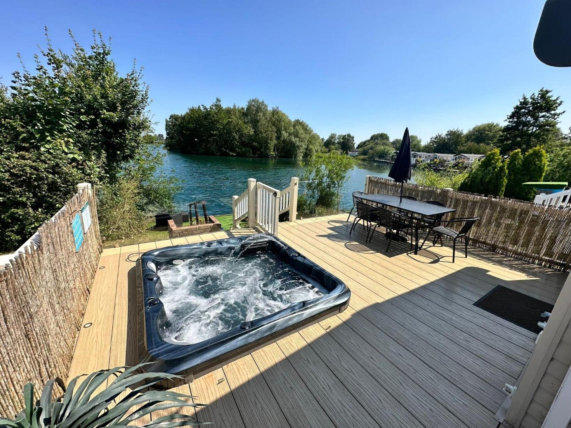 Lakeside Retreat 2 With Hot Tub, Private Fishing Peg Situated At Tattershall Lakes Country Park Kültér fotó