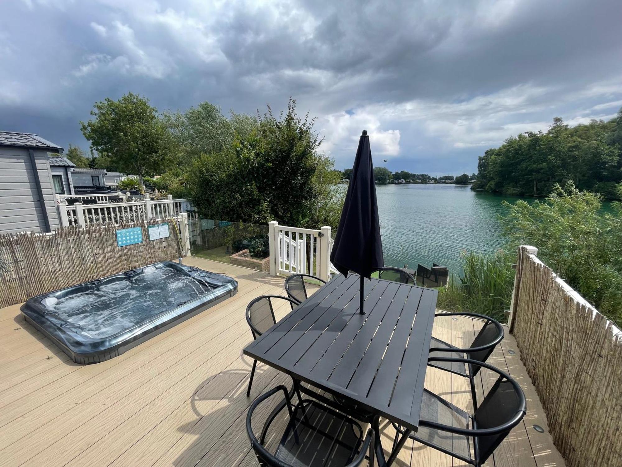 Lakeside Retreat 2 With Hot Tub, Private Fishing Peg Situated At Tattershall Lakes Country Park Kültér fotó