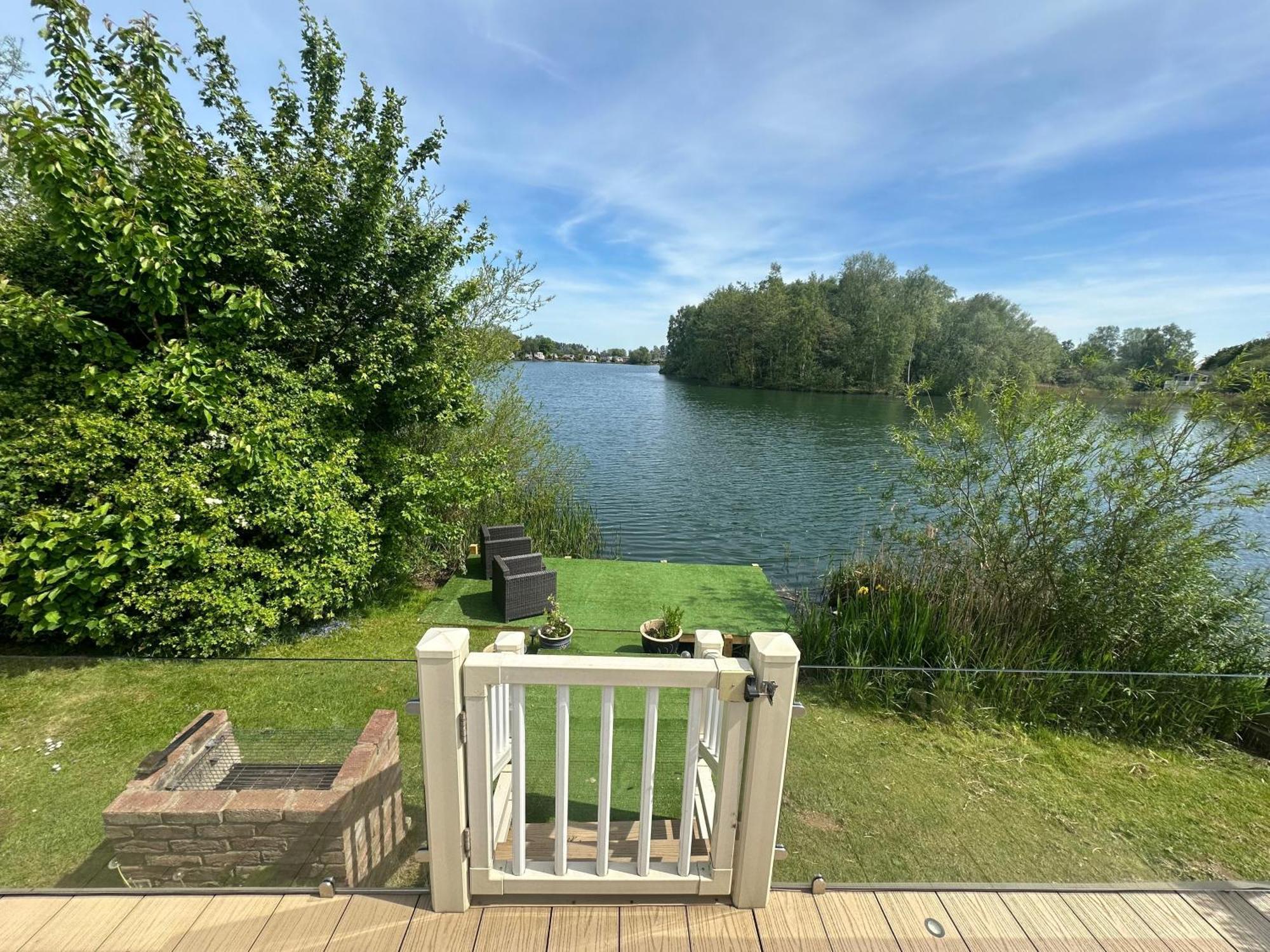 Lakeside Retreat 2 With Hot Tub, Private Fishing Peg Situated At Tattershall Lakes Country Park Kültér fotó