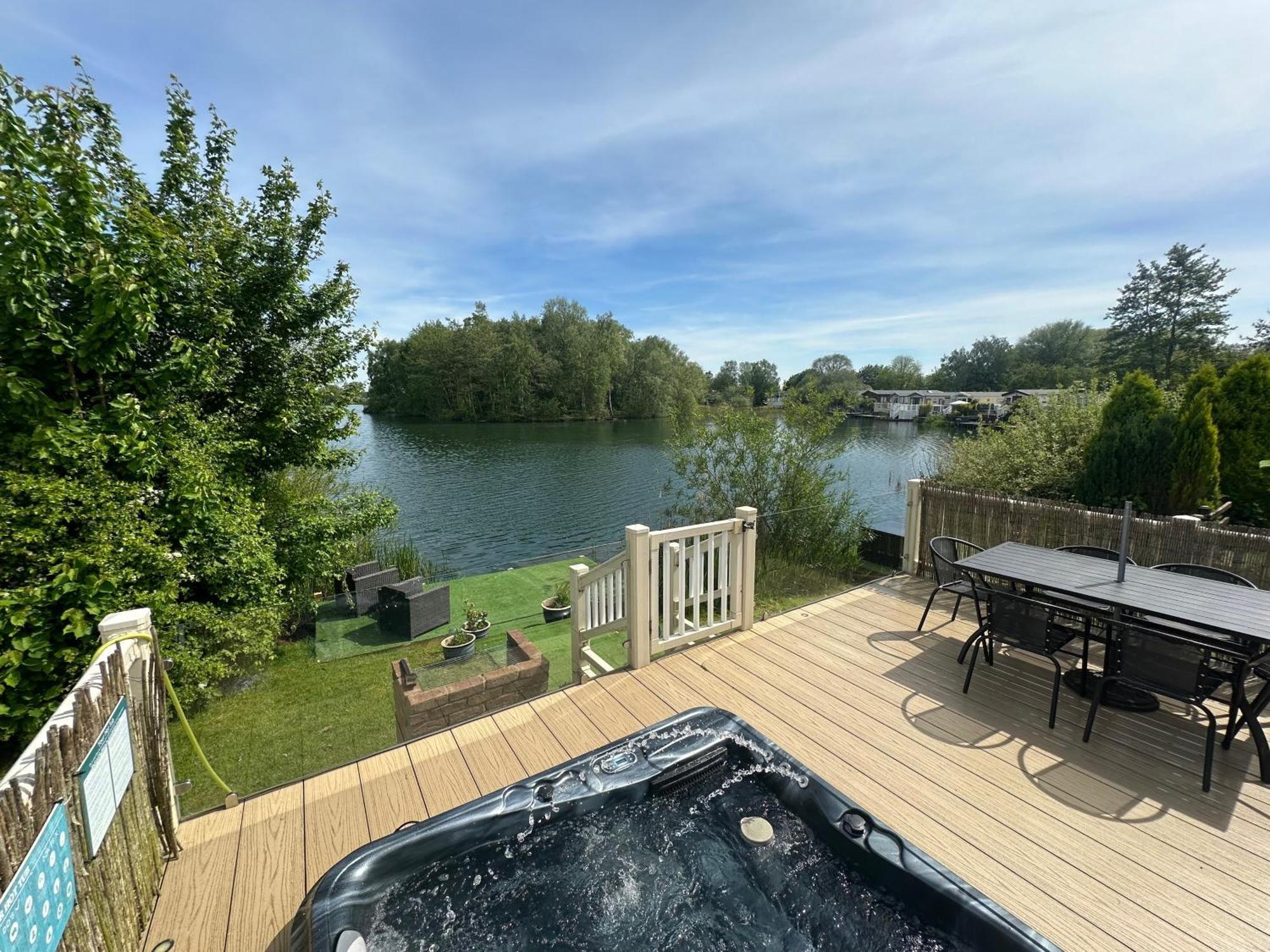 Lakeside Retreat 2 With Hot Tub, Private Fishing Peg Situated At Tattershall Lakes Country Park Kültér fotó